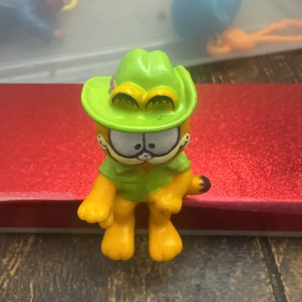Vintage 1981 Garfield Green Hat Shirt Safari Sitting Down PVC Mini Figurine